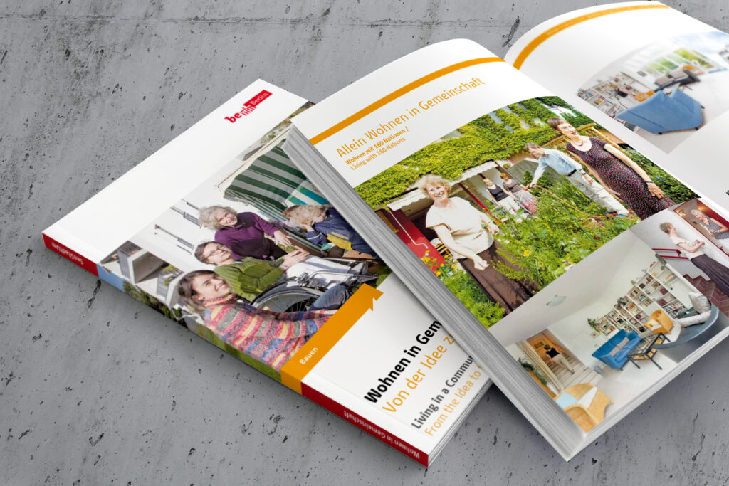 Printdesign - Präsentation einer farbigen Broschüre zum Thema Wohnen in Gemeinschaft.