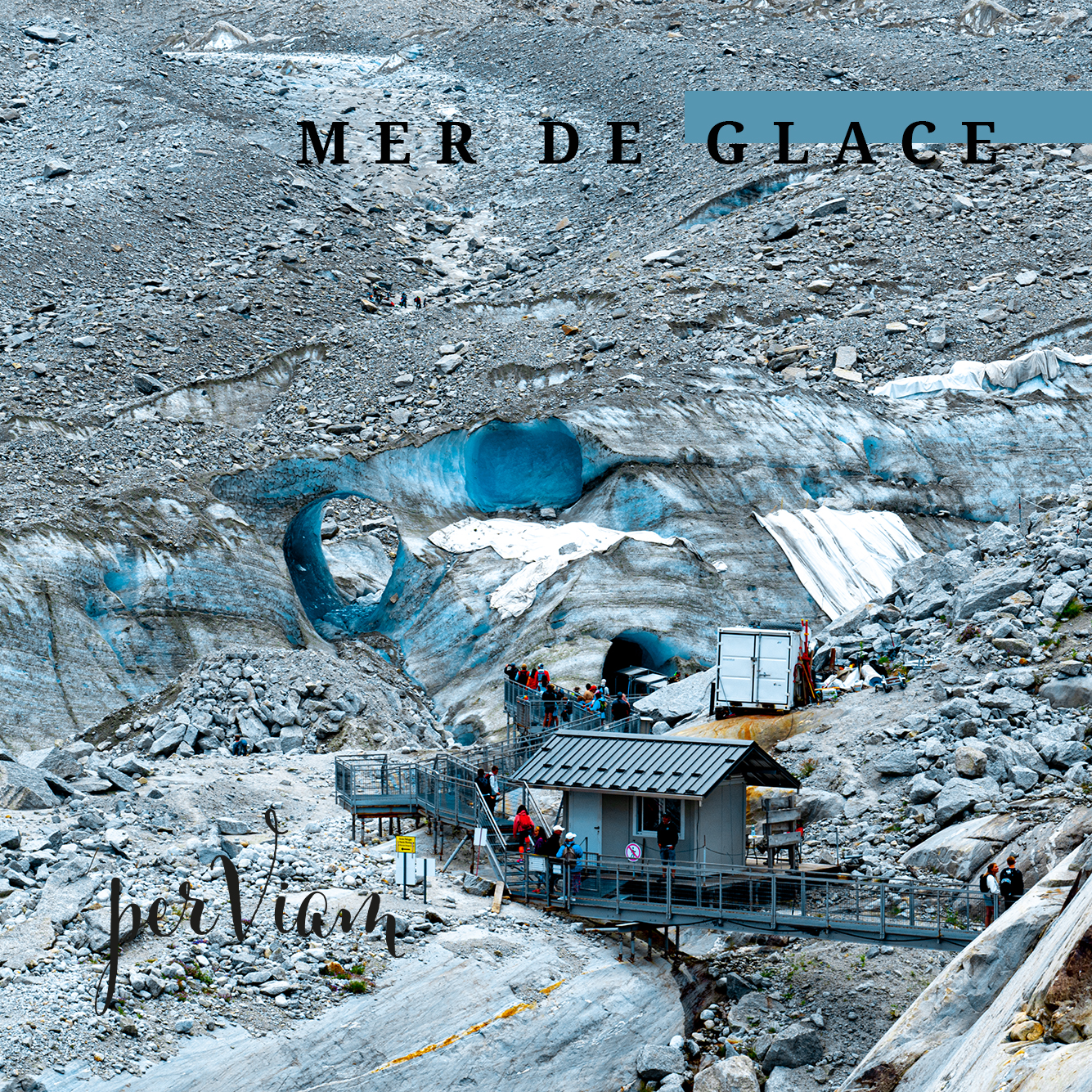 Foto eines Gletschers, der nur durch ein ausgewaschenes großes Eisloch zu erkennen ist, weil Geröll ihn bedeckt. Im Vordergrund ist eine Haus zu sehen, welches als Forschungsstation genutzt wird.